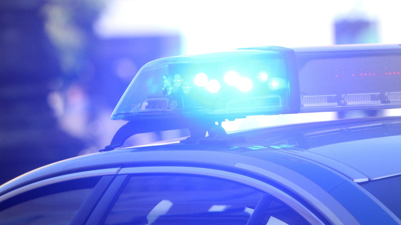 Ein Einsatzwagen der Polizei mit Blaulicht (Symbolbild): Auf der A94 bei Mühldorf am Inn hat es in Fahrtrichtung München einen schweren Verkehrsunfall gegeben.