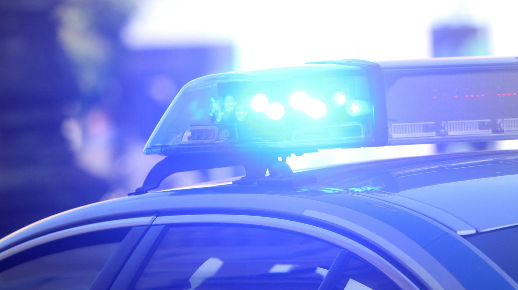 Ein Einsatzwagen der Polizei mit Blaulicht (Symbolbild): Auf der A94 bei Mühldorf am Inn hat es in Fahrtrichtung München einen schweren Verkehrsunfall gegeben. Ein Einsatzwagen der Polizei mit Blaulicht (Symbolbild): Auf der A94 bei Mühldorf am Inn hat es in Fahrtrichtung München einen schweren Verkehrsunfall gegeben.