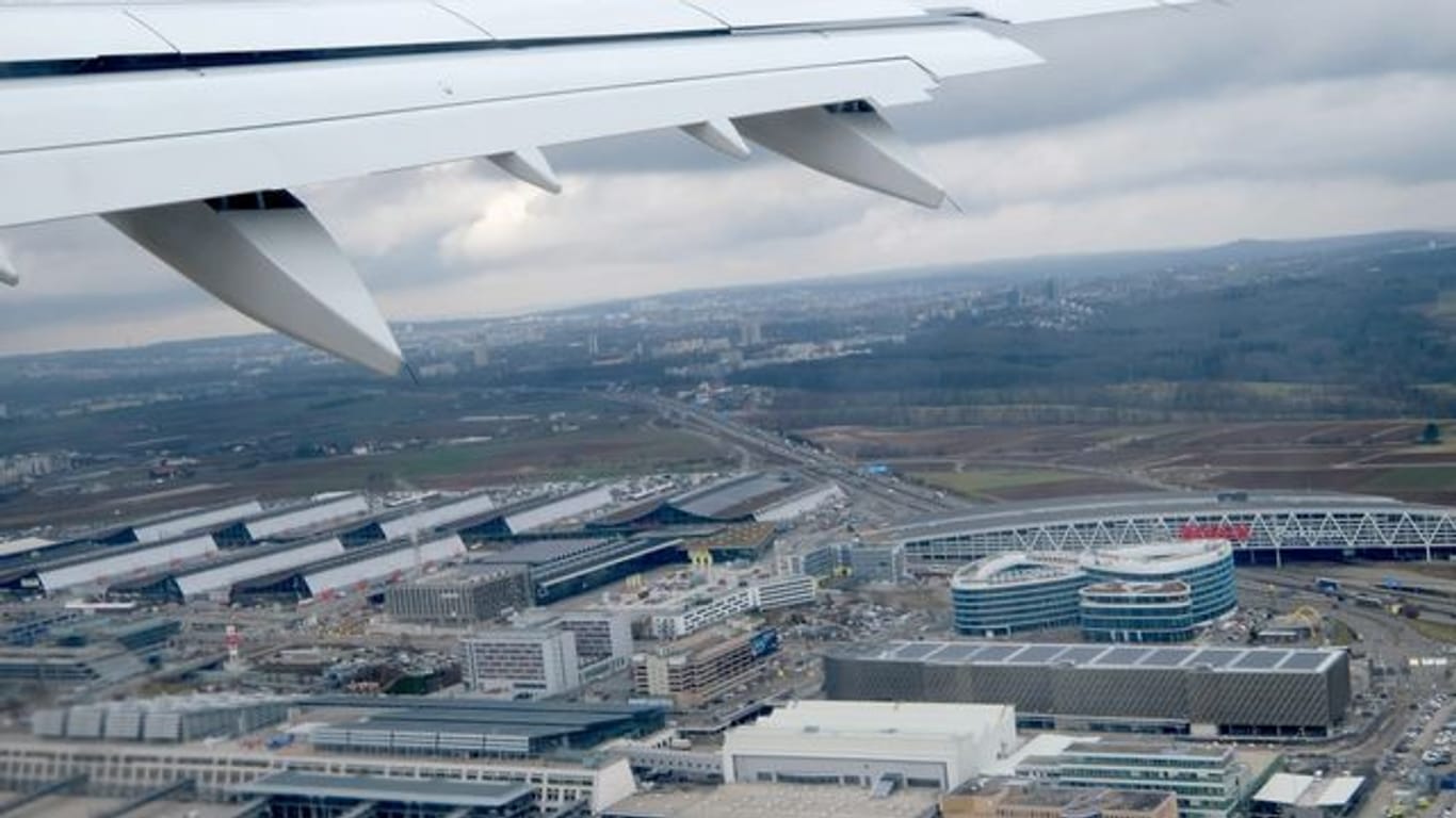 Der Flughafen Stuttgart ist aus einem startenden Verkehrsflugzeug zu sehen (Symbolbild): Um eine neue Flugroute gibt es dort Ärger.