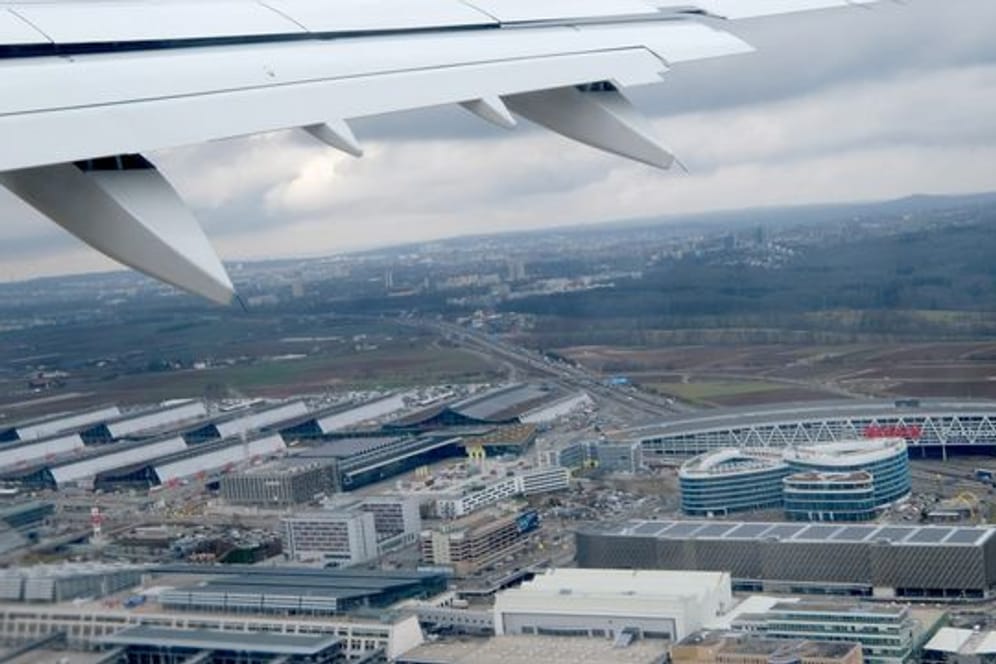 Der Flughafen Stuttgart ist aus einem startenden Verkehrsflugzeug zu sehen (Symbolbild): Um eine neue Flugroute gibt es dort Ärger.