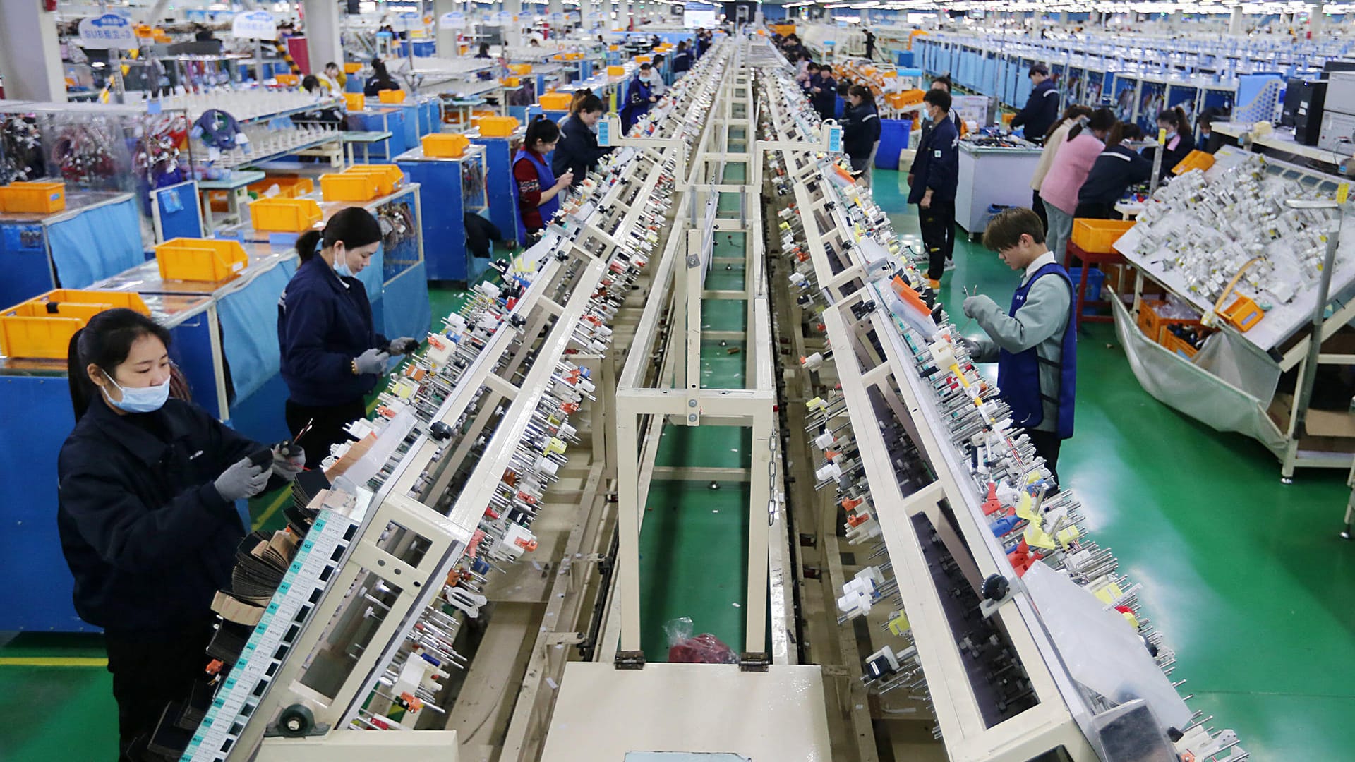 Mitarbeiter in eines Automobilzulieferers im chinesischen Huaibei (Symbolbild): Die Wirtschaft in China wächst deutlich weniger stark als in der ersten Jahreshälfte.