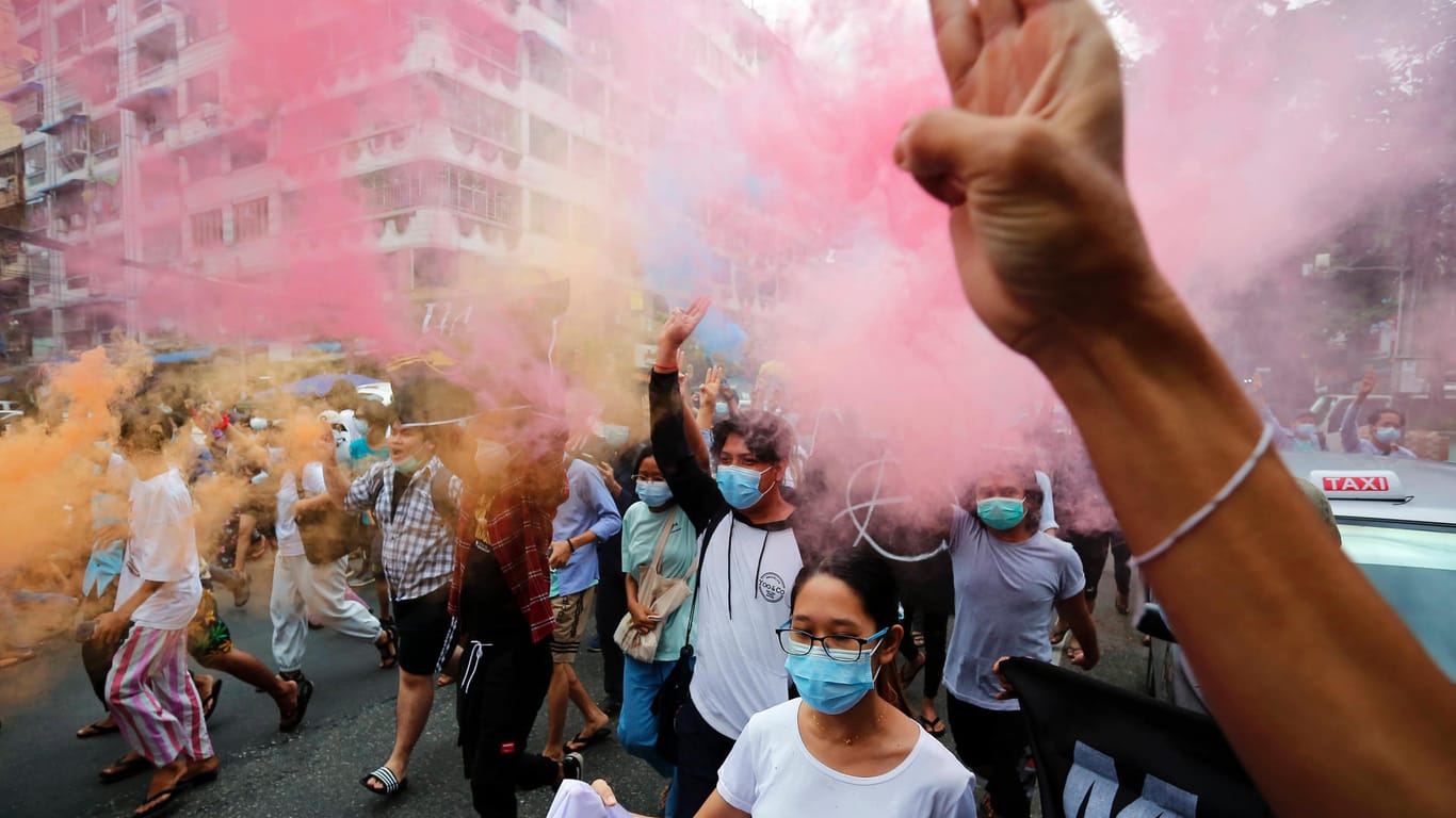 Massenproteste in Myanmar (Archivbild): Tausende Menschen, die in dem Land wegen Protesten gegen den Militärputsch festgenommen wurden, sollen freigelassen werden.