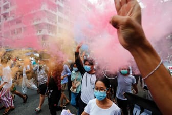 Massenproteste in Myanmar (Archivbild): Tausende Menschen, die in dem Land wegen Protesten gegen den Militärputsch festgenommen wurden, sollen freigelassen werden.