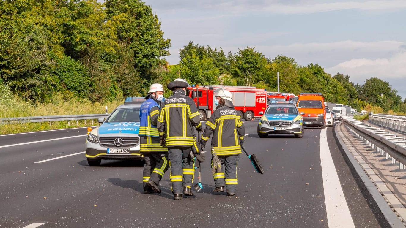 Rettungskräfte auf der A2 (Archivbild): Bei einem Unfall in Fahrtrichtung Dortmund wurden drei Personen verletzt.