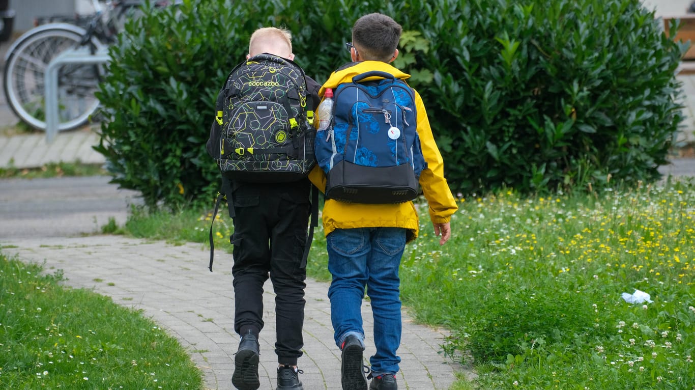 Zwei Jungen lauf zur Schule (Symbolbild): In Hamburg sind die Herbstferien zu Ende gegangen.