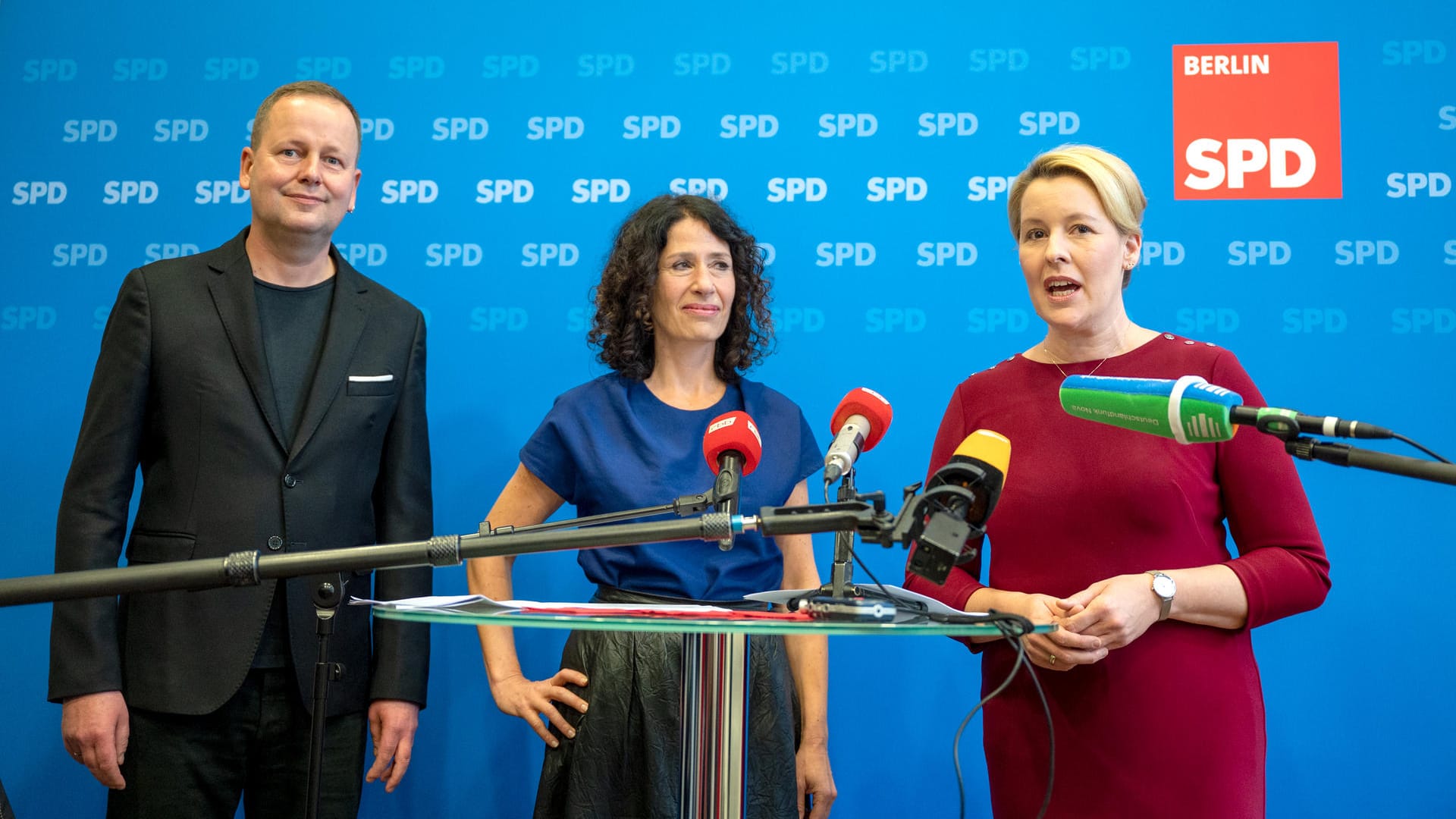 Franziska Giffey (r), Landesvorsitzende der Berliner SPD, Bettina Jarasch, Spitzenkandidatin von Bündnis 90/Die Grünen und Klaus Lederer (Die Linke), Berlins Kultursenator: Sie wollen in Koalitionsverhandlungen starten. Franziska Giffey (r), Landesvorsitzende der Berliner SPD, Bettina Jarasch, Spitzenkandidatin von Bündnis 90/Die Grünen und Klaus Lederer (Die Linke), Berlins Kultursenator: Sie wollen in Koalitionsverhandlungen starten.