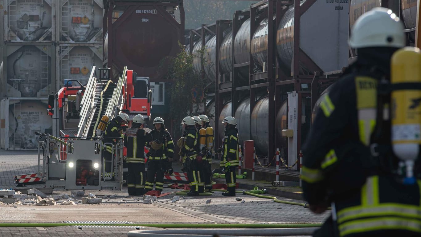 Ein Großaufgebot der Feuerwehr rückte am Montagmorgen nach Köln-Rondorf aus: Eine Explosion hatte ein Feuer in einer Lagerhalle ausgelöst.