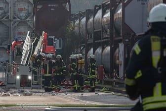 Ein Großaufgebot der Feuerwehr rückte am Montagmorgen nach Köln-Rondorf aus: Eine Explosion hatte ein Feuer in einer Lagerhalle ausgelöst.