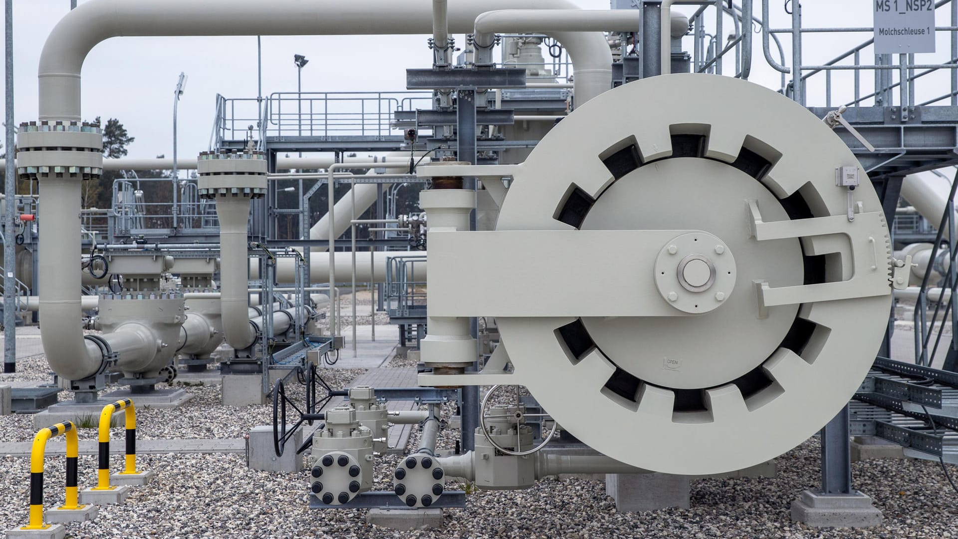 Die Gasanlandestation von Nord Stream 2 in Mecklenburg-Vorpommern: Wann der Transport durch die Ostseepipeline startet, ist noch offen. Die Gasanlandestation von Nord Stream 2 in Mecklenburg-Vorpommern: Wann der Transport durch die Ostseepipeline startet, ist noch offen.