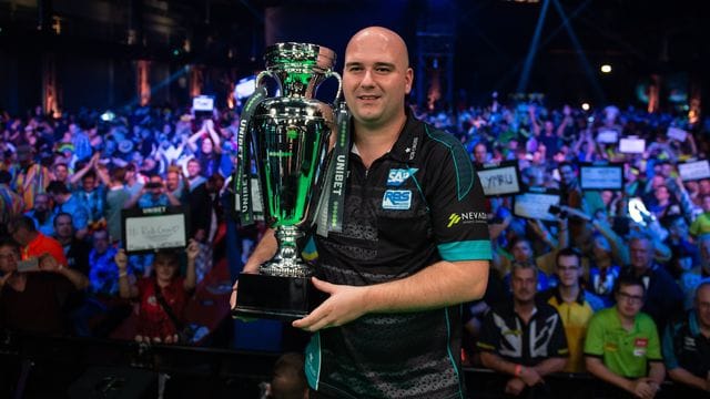 Sieger Rob Cross posiert mit dem Pokal.