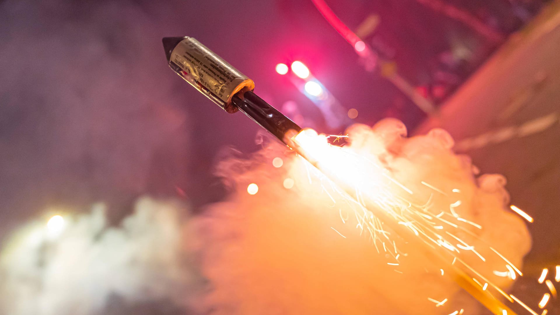 Eine Silvesterrakete kurz vor dem Start (Archivbild): Eine solche feuerten Unbekannte in Dortmund auf Polizisten ab. Eine Silvesterrakete kurz vor dem Start (Archivbild): Eine solche feuerten Unbekannte in Dortmund auf Polizisten ab.