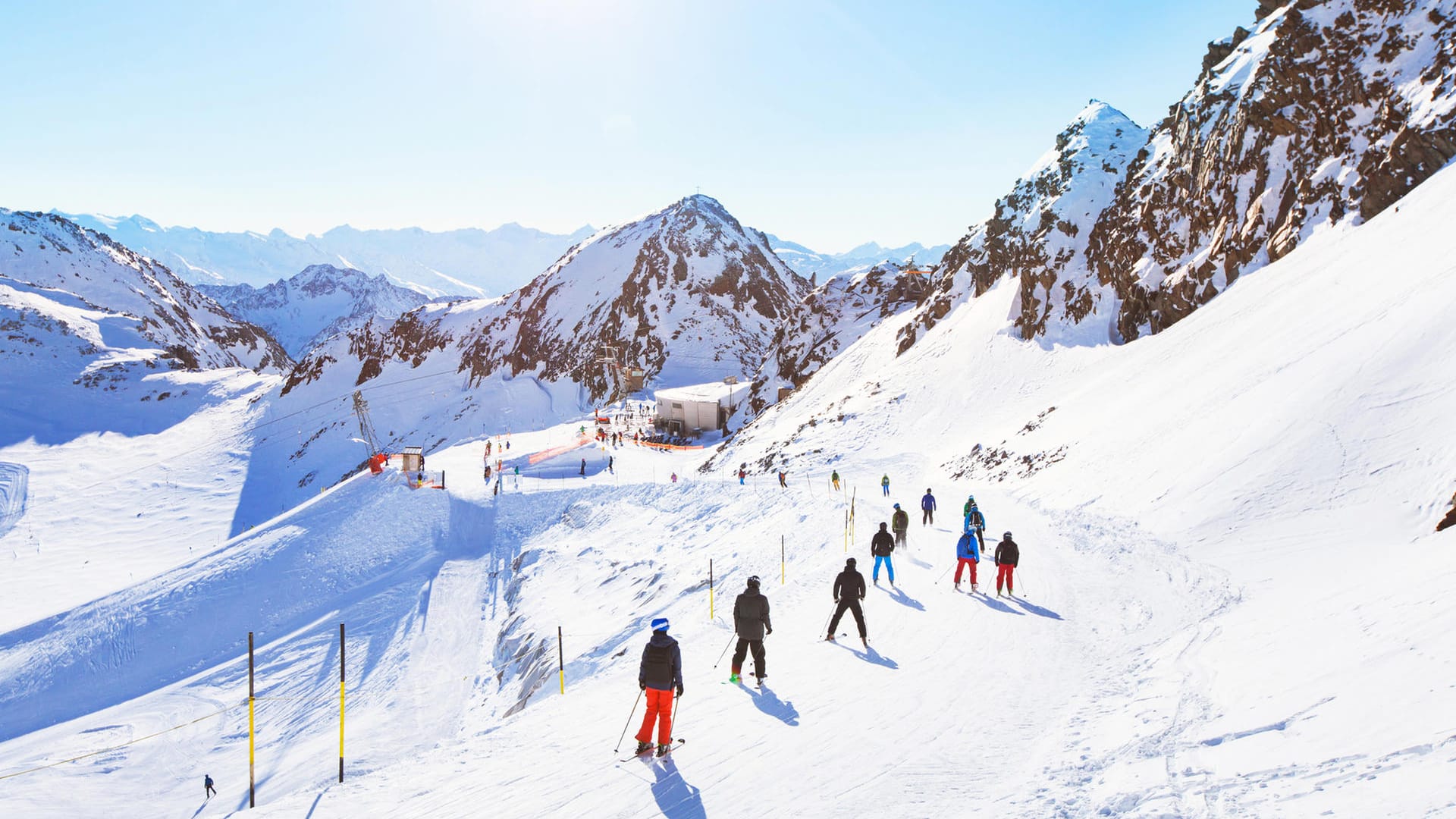 Skiurlaub: Viele zieht es in der Skisaison 2021/22 wieder raus auf die Piste.