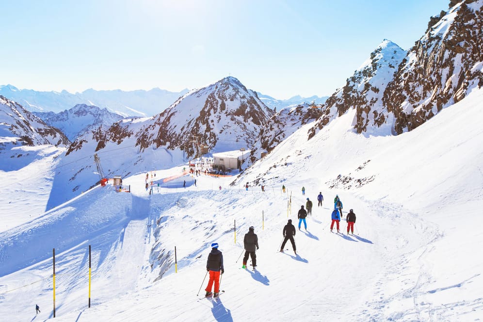 Skiurlaub: Viele zieht es in der Skisaison 2021/22 wieder raus auf die Piste.