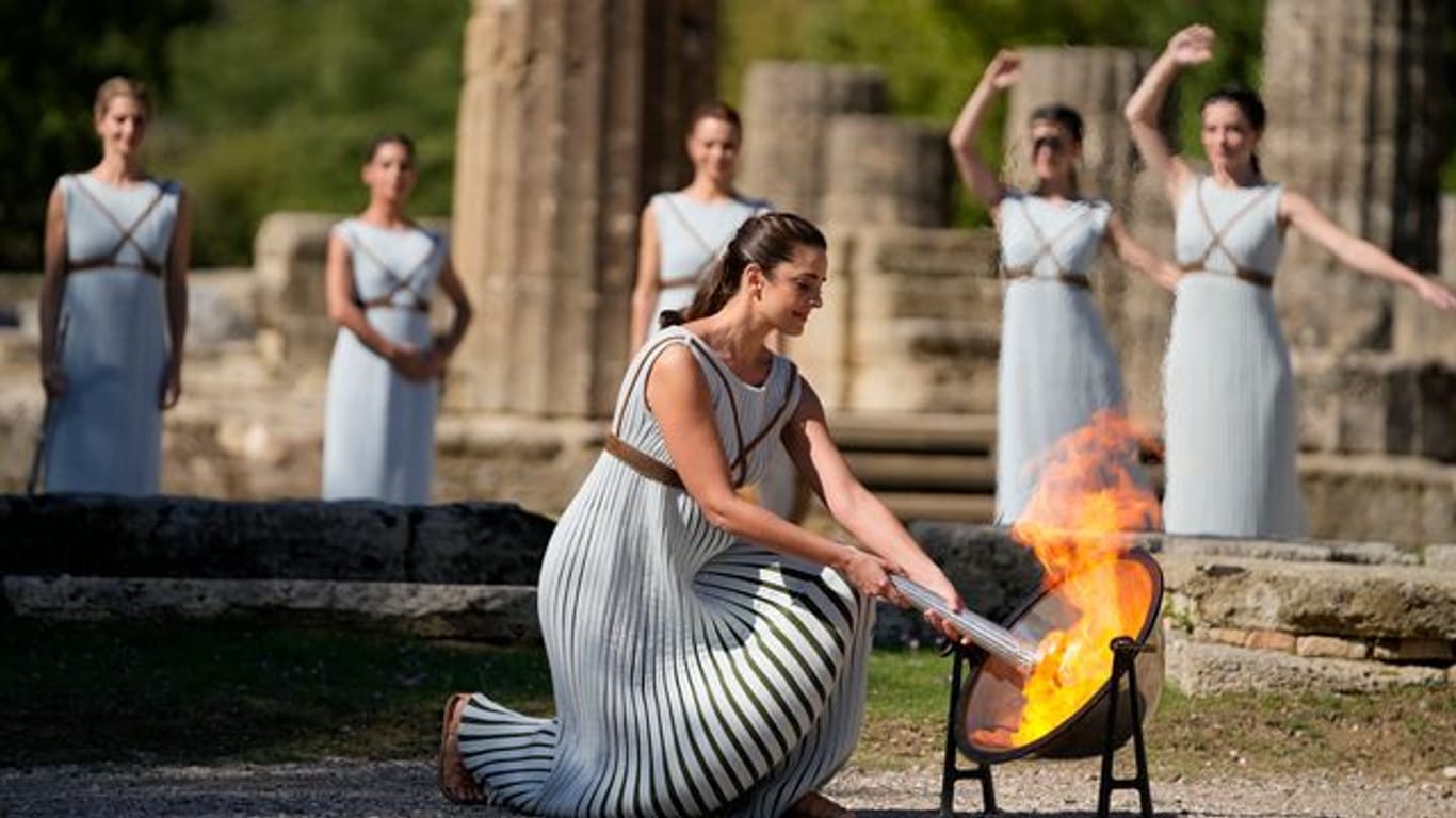 Im antiken Olympia wird bei einer Zeremonie das Feuer für die Winterspiele in Peking entfacht.