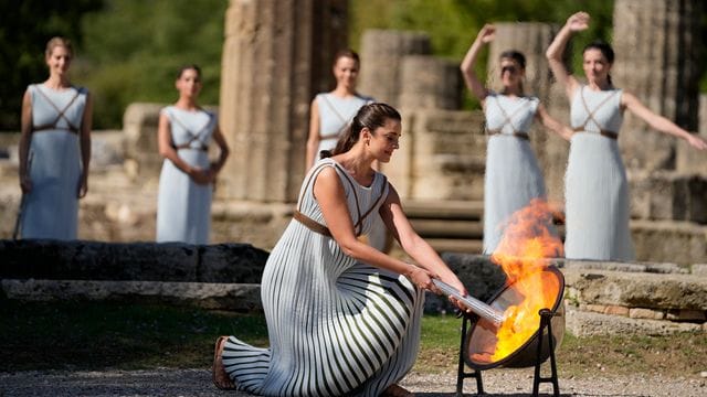 Im antiken Olympia wird bei einer Zeremonie das Feuer für die Winterspiele in Peking entfacht. Im antiken Olympia wird bei einer Zeremonie das Feuer für die Winterspiele in Peking entfacht.