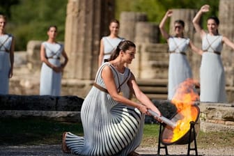 Im antiken Olympia wird bei einer Zeremonie das Feuer für die Winterspiele in Peking entfacht.