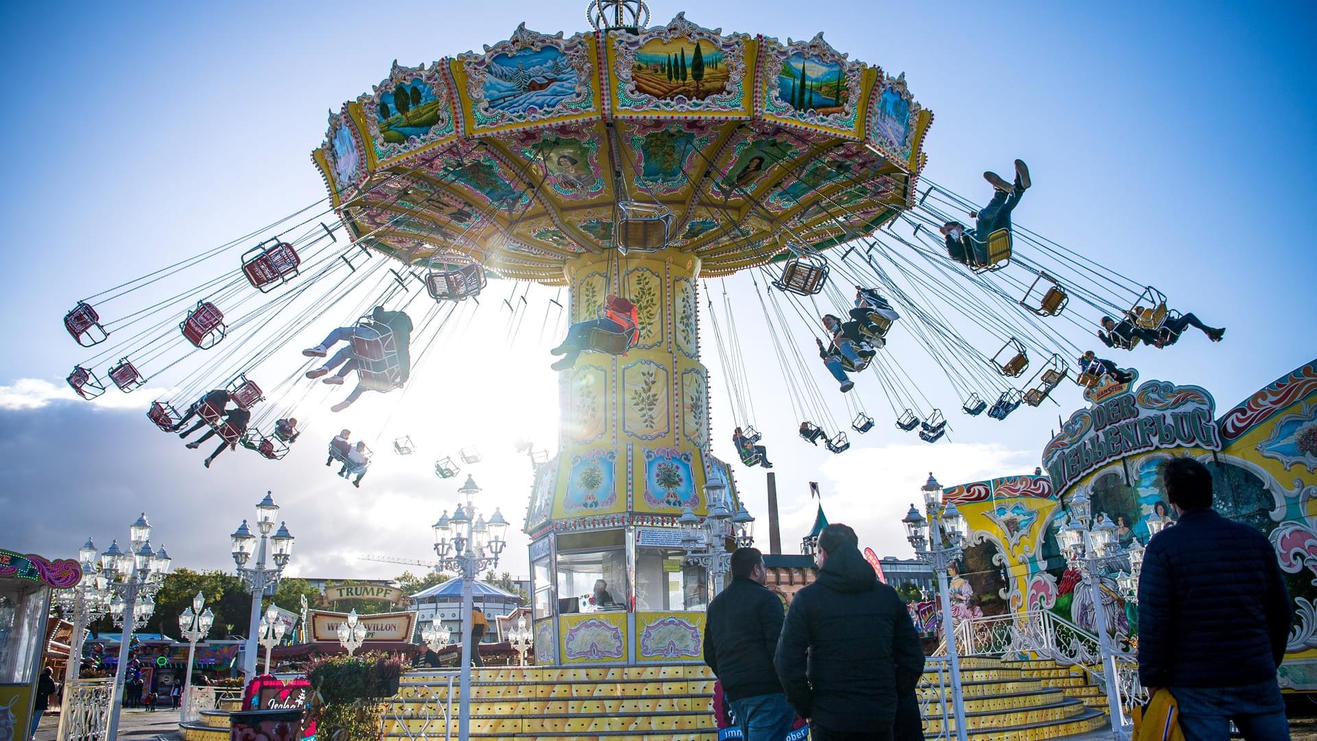 Das Kettenkarussell auf dem Bremer Freimarkt: Der Schaustellerverein hat ein Auge auf Songs, die in Fahrgeschäften und Gastrobetrieben gespielt werden. Das Kettenkarussell auf dem Bremer Freimarkt: Der Schaustellerverein hat ein Auge auf Songs, die in Fahrgeschäften und Gastrobetrieben gespielt werden.