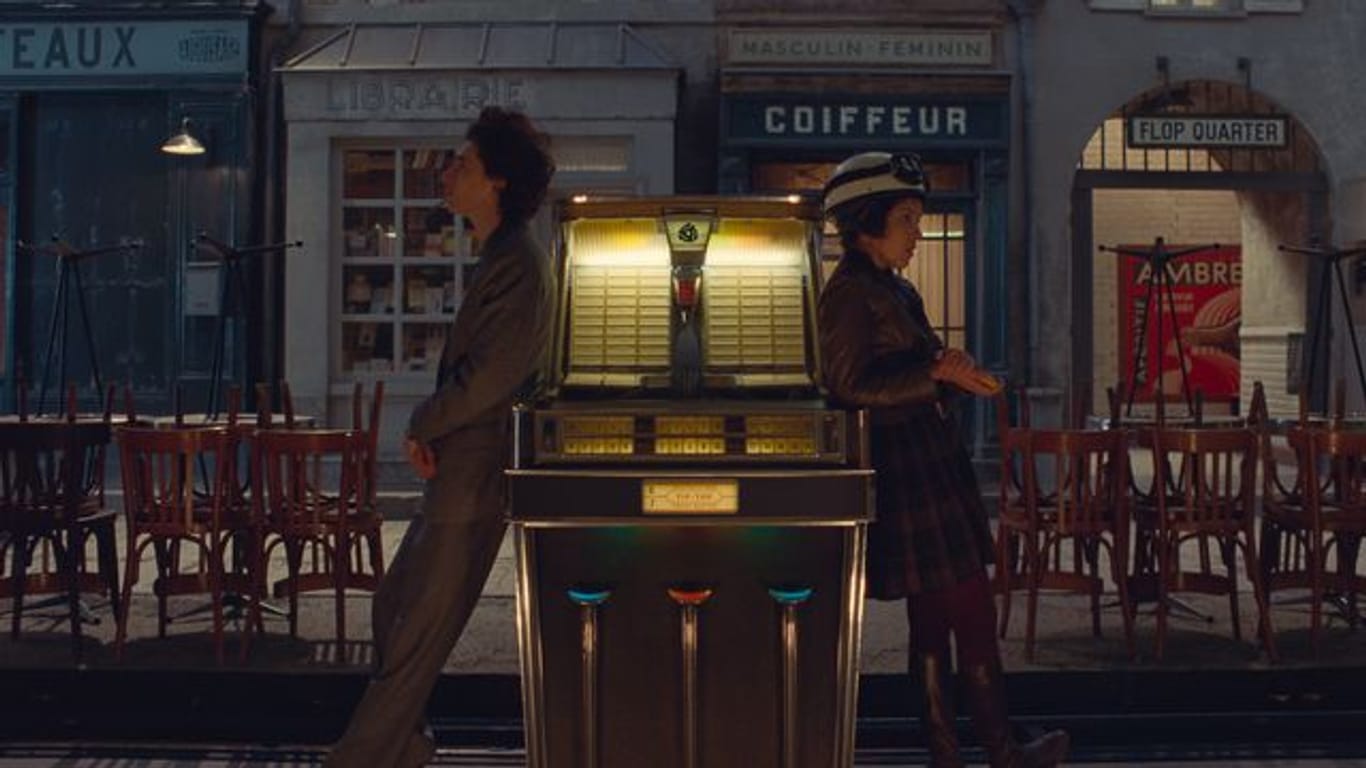 Timothée Chalamet (l) und Lyna Khoudri in einer Szene des Films "The French Dispatch".