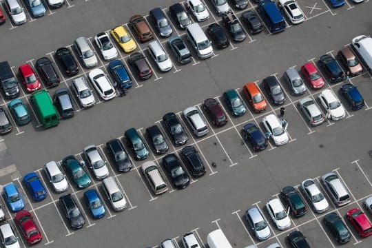 Autos auf Parkplatz