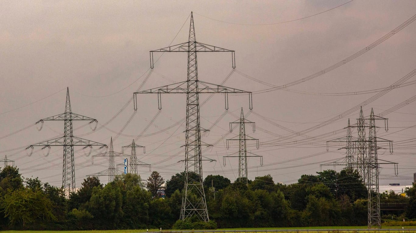 Überlandleitungen in der Nähe von Hürth in Nordrhein-Westfalen (Symbolbild): Der Energieversorger immergrün soll kurzfristig seine Belieferung eingestellt haben.