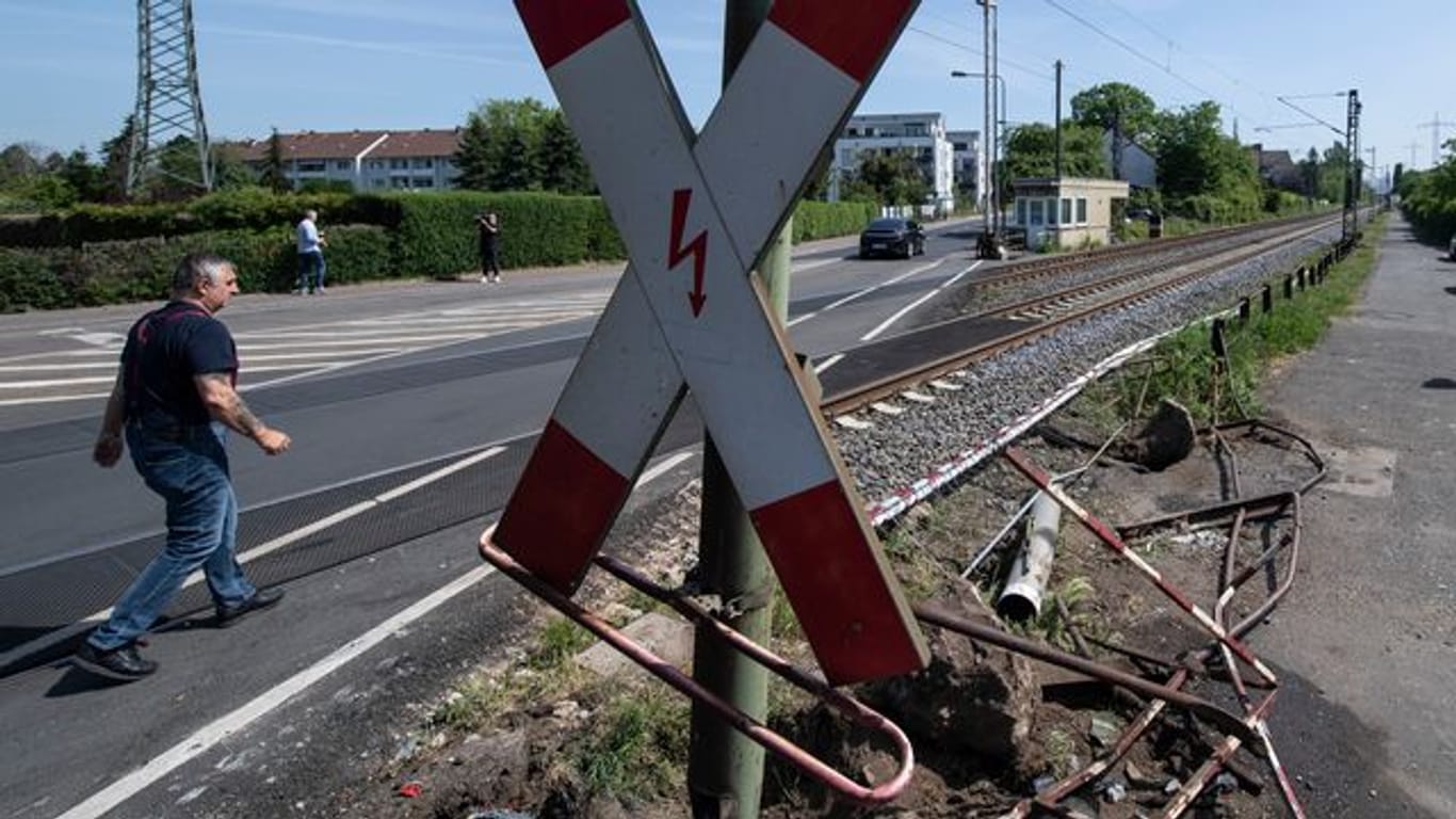 Eisenteile sind an einem Bahnübergang in Nied zu sehen (Archivbild): Eine 16-Jährige wurde hier bei einem Unfall tödlich verletzt worden war.