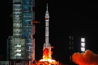 Start des bemannten Raumschiffs "Shenzhou 13" in China: Mit einem anderen Raumschiff-Test hält das Land derzeit die USA in Atem.