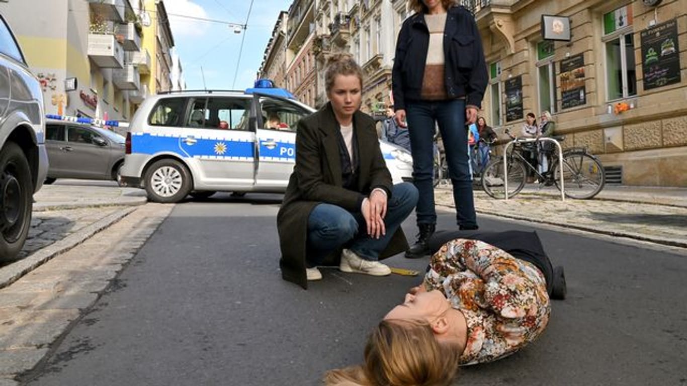 Anna Schneider (Milena Tscharntke) ist auf offener Straße tot zusammengebrochen, das untersuchen Leo Winkler (Cornelia Gröschel, l) und Karin Gorniak (Karin Hanczewski).