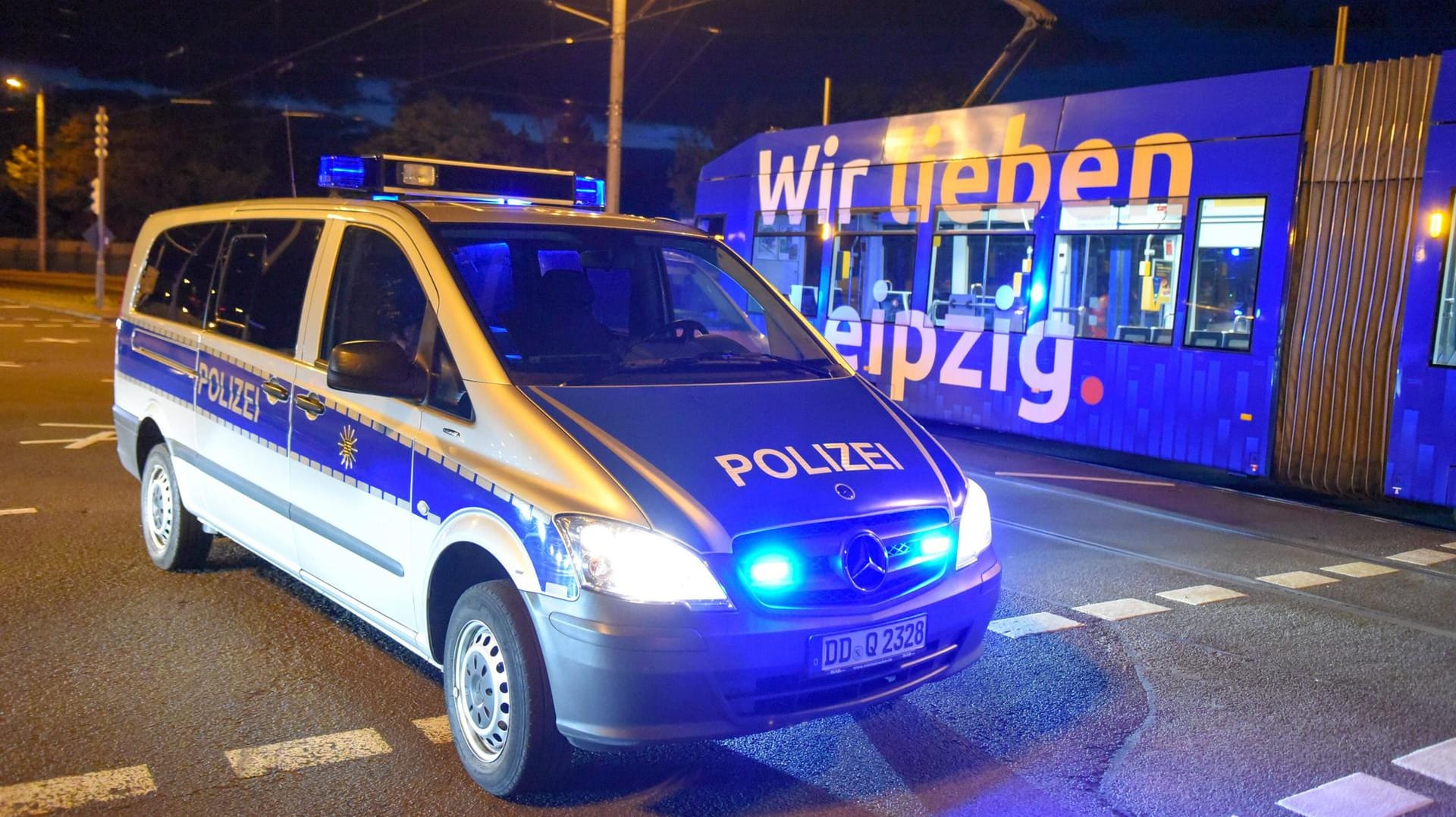 Polizeiauto in Leipzig (Symbolbild): Nach einem Überfall sucht die Polizei zwei Männer. Polizeiauto in Leipzig (Symbolbild): Nach einem Überfall sucht die Polizei zwei Männer.