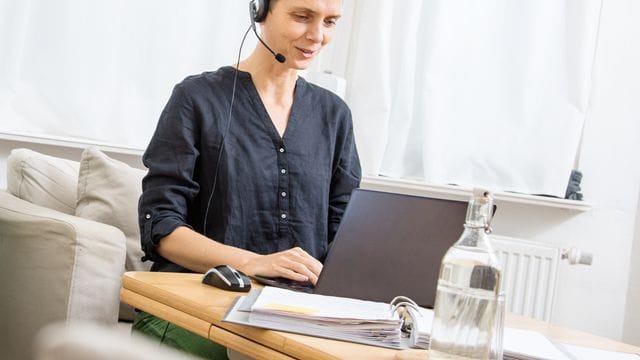 Eine Tandempatenschaft kann im Homeoffice die Weiterentwicklung der Beschäftigten fördern.