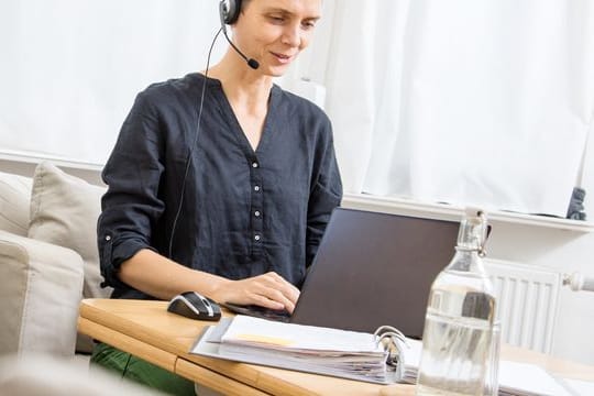 Eine Tandempatenschaft kann im Homeoffice die Weiterentwicklung der Beschäftigten fördern.