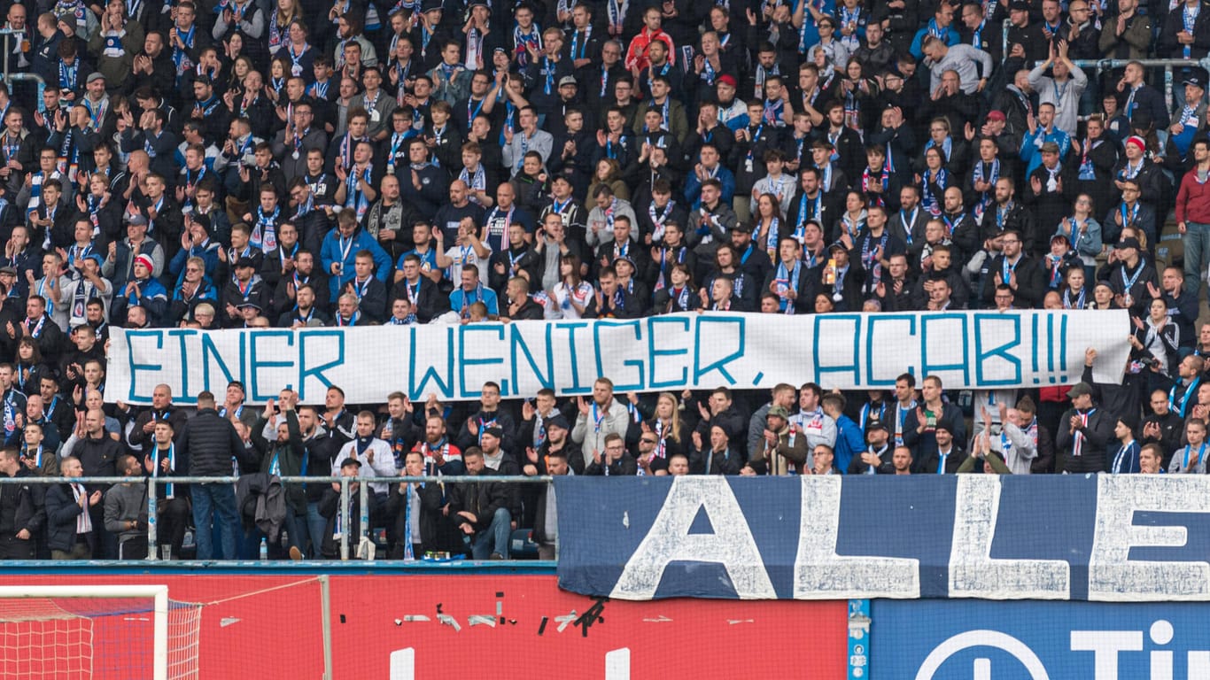 Hansa-Fans halten ein Banner mit der Aufschrift "Einer weniger, ACAB" ("All cops are bastards" – "Alle Polizisten sind Bastarde"): Die Aktion sorgte für Empörung.
