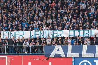 Hansa-Fans halten ein Banner mit der Aufschrift "Einer weniger, ACAB" ("All cops are bastards" – "Alle Polizisten sind Bastarde"): Die Aktion sorgte für Empörung.