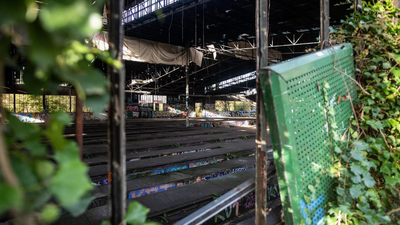 Blick durch ein kaputtes Fenster in eine ehemalige Wartungshalle auf dem Gelände des alten Güterbahnhofs Westfalia: Durch den Neubau des ICE-Werks sollen in Dortmund 500 Jobs entstehen.
