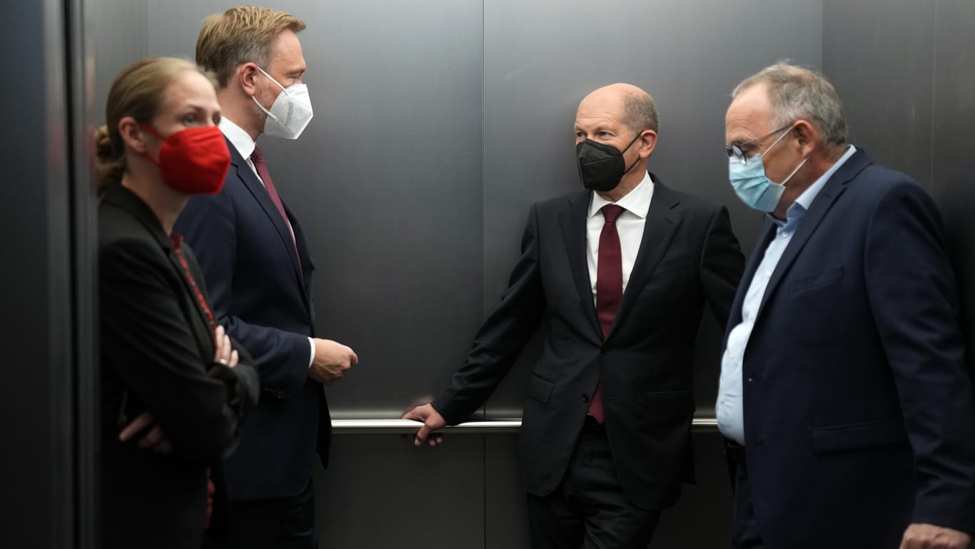 Vertreter von FDP, SPD und Bündnis 90/Die Grünen in einem Fahrstuhl: Die Koalitionsverhandlungen könnten nun schon in wenigen Tagen beginnen.