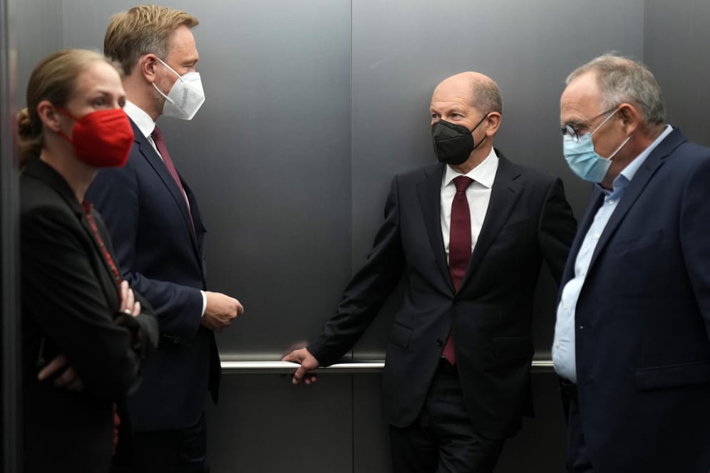 Vertreter von FDP, SPD und Bündnis 90/Die Grünen in einem Fahrstuhl: Die Koalitionsverhandlungen könnten nun schon in wenigen Tagen beginnen.