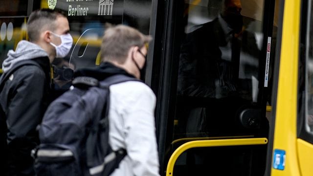 Fahrgäste mit Mund-Nasen-Bedeckung steigen in einen Bus ein (Symbolbild): Die Frau wurde festgenommen. Fahrgäste mit Mund-Nasen-Bedeckung steigen in einen Bus ein (Symbolbild): Die Frau wurde festgenommen.