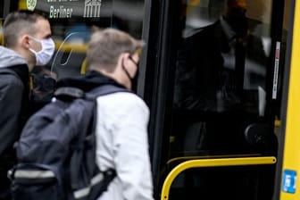 Fahrgäste mit Mund-Nasen-Bedeckung steigen in einen Bus ein (Symbolbild): Die Frau wurde festgenommen.