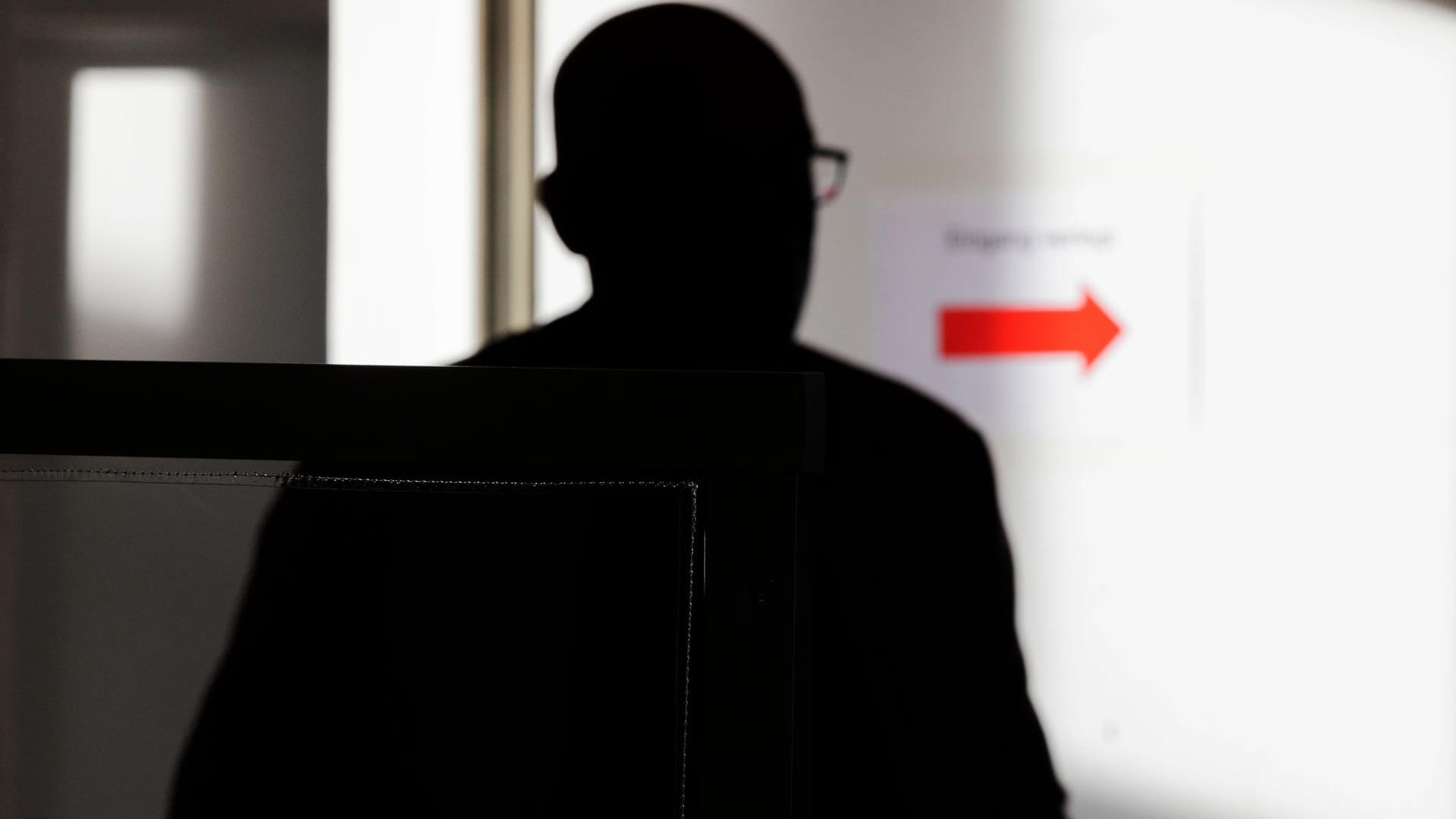 Der Angeklagte kommt in einen Gerichtssaal des Landgerichts: Hier hat der Prozess gegen einen früheren Fußballprofi, der seinen Tod vorgetäuscht haben soll, damit seine Lebensversicherung ausgezahlt wird, begonnen. Der Angeklagte kommt in einen Gerichtssaal des Landgerichts: Hier hat der Prozess gegen einen früheren Fußballprofi, der seinen Tod vorgetäuscht haben soll, damit seine Lebensversicherung ausgezahlt wird, begonnen.