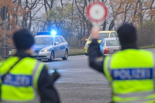 Beamte der Bundespolizei bei einer Kontrolle an der Autobahn (Symbolbild): An der österreichischen Grenze kann es Verzögerungen geben.