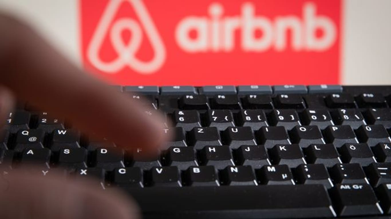 Die Vermittlungsplattform Airbnb hat nach der Einführung strengerer Regeln etwa 80 Prozent seiner Adressen in Amsterdam verloren.