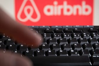 Die Vermittlungsplattform Airbnb hat nach der Einführung strengerer Regeln etwa 80 Prozent seiner Adressen in Amsterdam verloren.