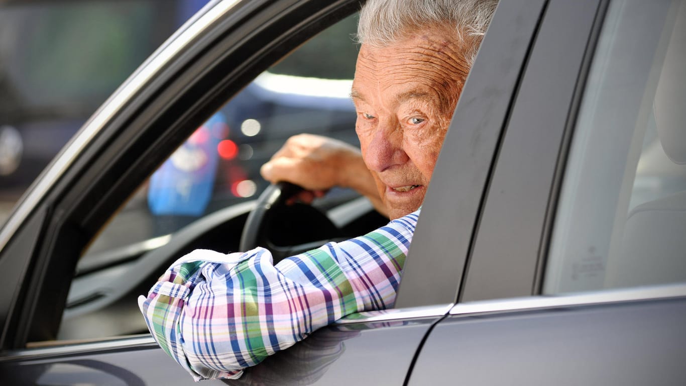Ein alter Mann am Steuer: Sollte seine Fahrtauglichkeit regelmäßig geprüft werden müssen?