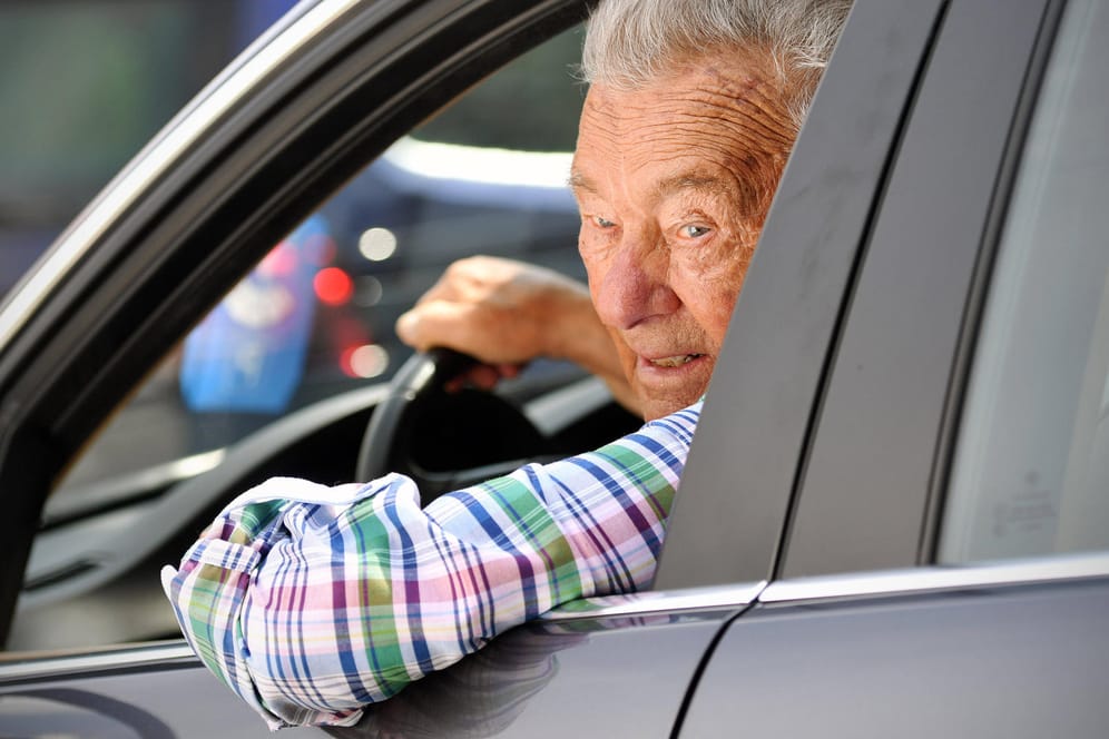 Ein alter Mann am Steuer: Sollte seine Fahrtauglichkeit regelmäßig geprüft werden müssen?