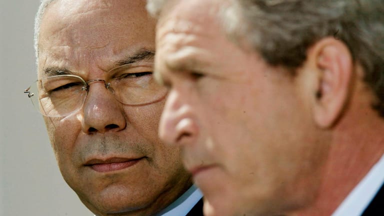 Powell leitete das Außenministerium von 2001 bis 2005 unter dem damaligen Präsidenten George W. Bush (r.).