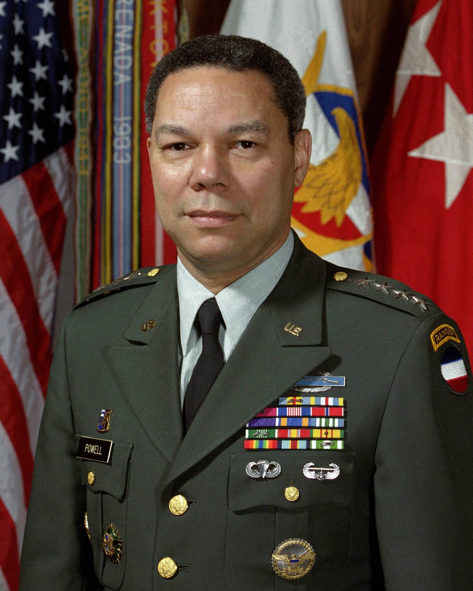 Vor seiner Zeit als Außenminister hatte Powell Karriere in der US-Armee gemacht, wo er es bis zum Vier-Sterne-General brachte. Von 1989 bis 1993 war Powell Generalstabschef der US-Regierung – ebenfalls als erster Afroamerikaner in dieser Position.