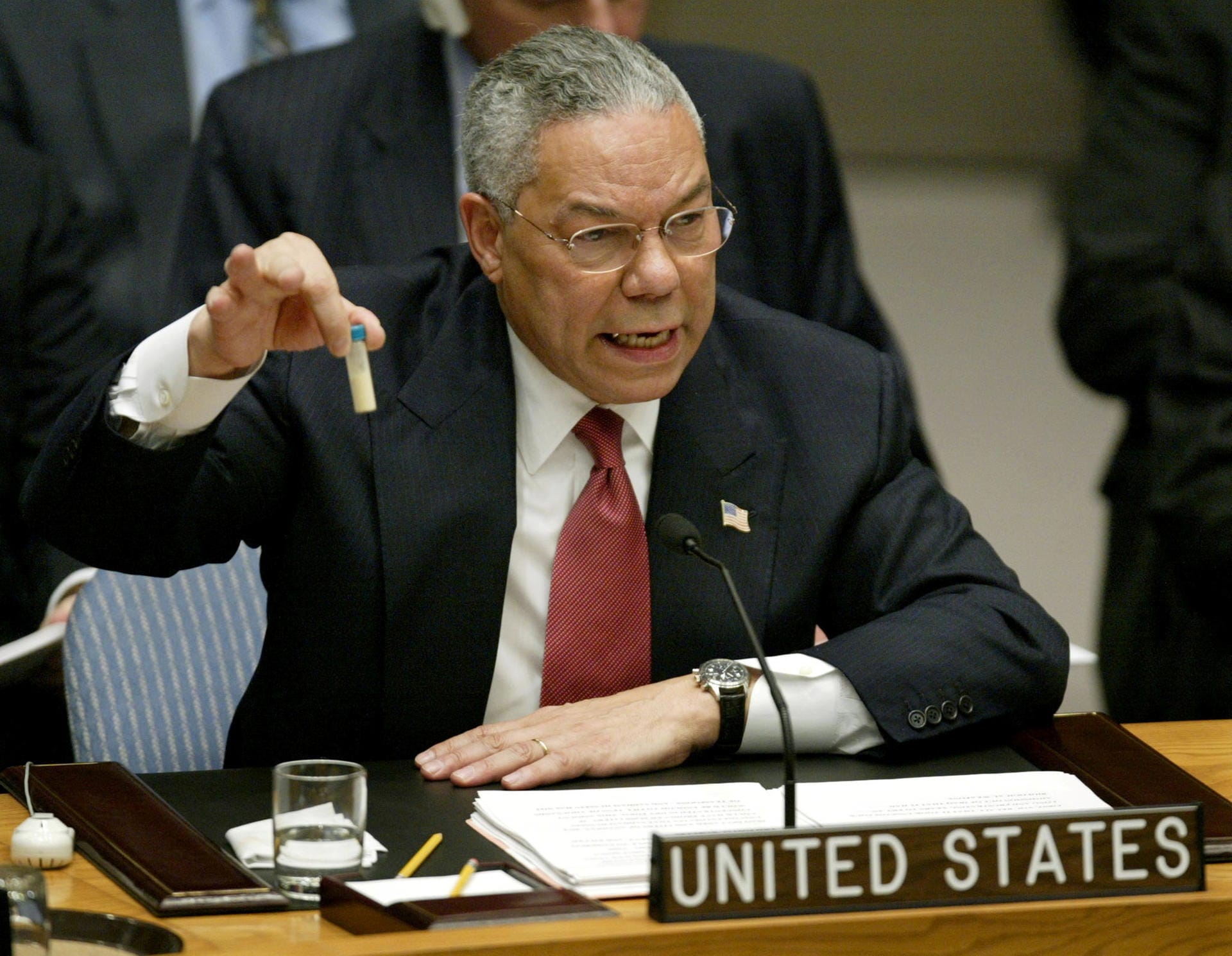 Powell im Februar 2003 vor dem UN-Sicherheitsrat: Mit gefälschten Beweisen argumentierte er damals für eine US-geführte Invasion im Irak.