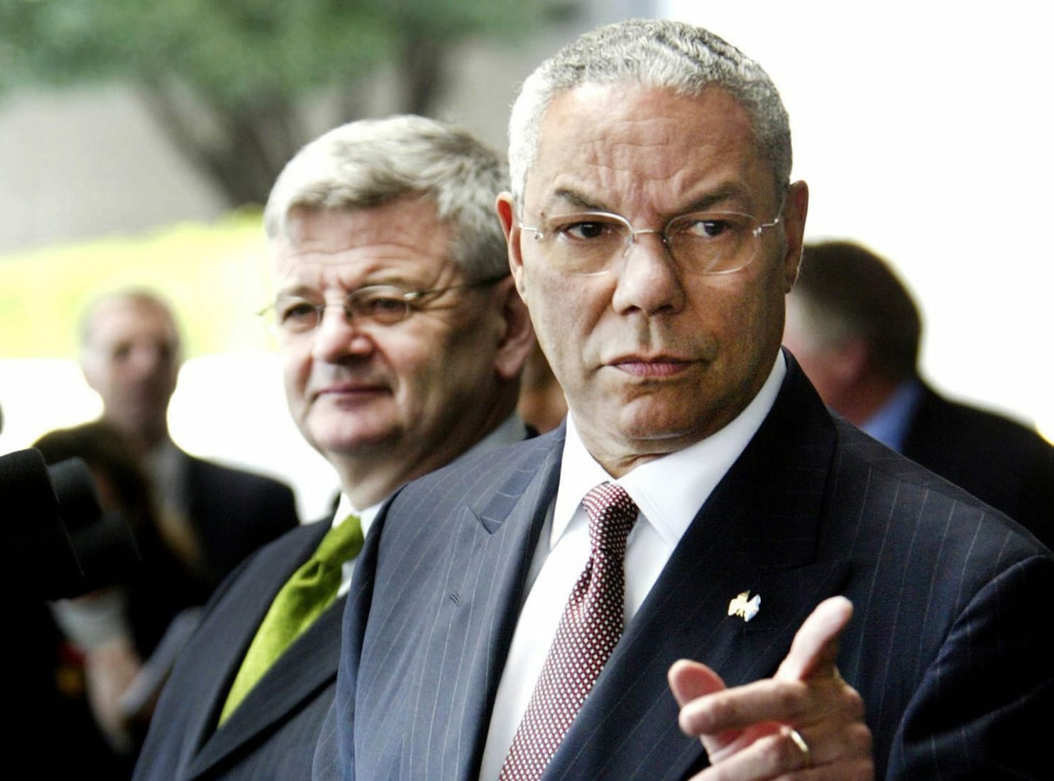 In der berüchtigten Sitzung des Sicherheitsrates geriet Powell aneinander mit seinem deutschen Amtskollegen Joschka Fischer (l.). Mit stockender Stimme entgegnete Fischer nach dem Vortrag Powells mehrmals: "Ich bin nicht überzeugt."