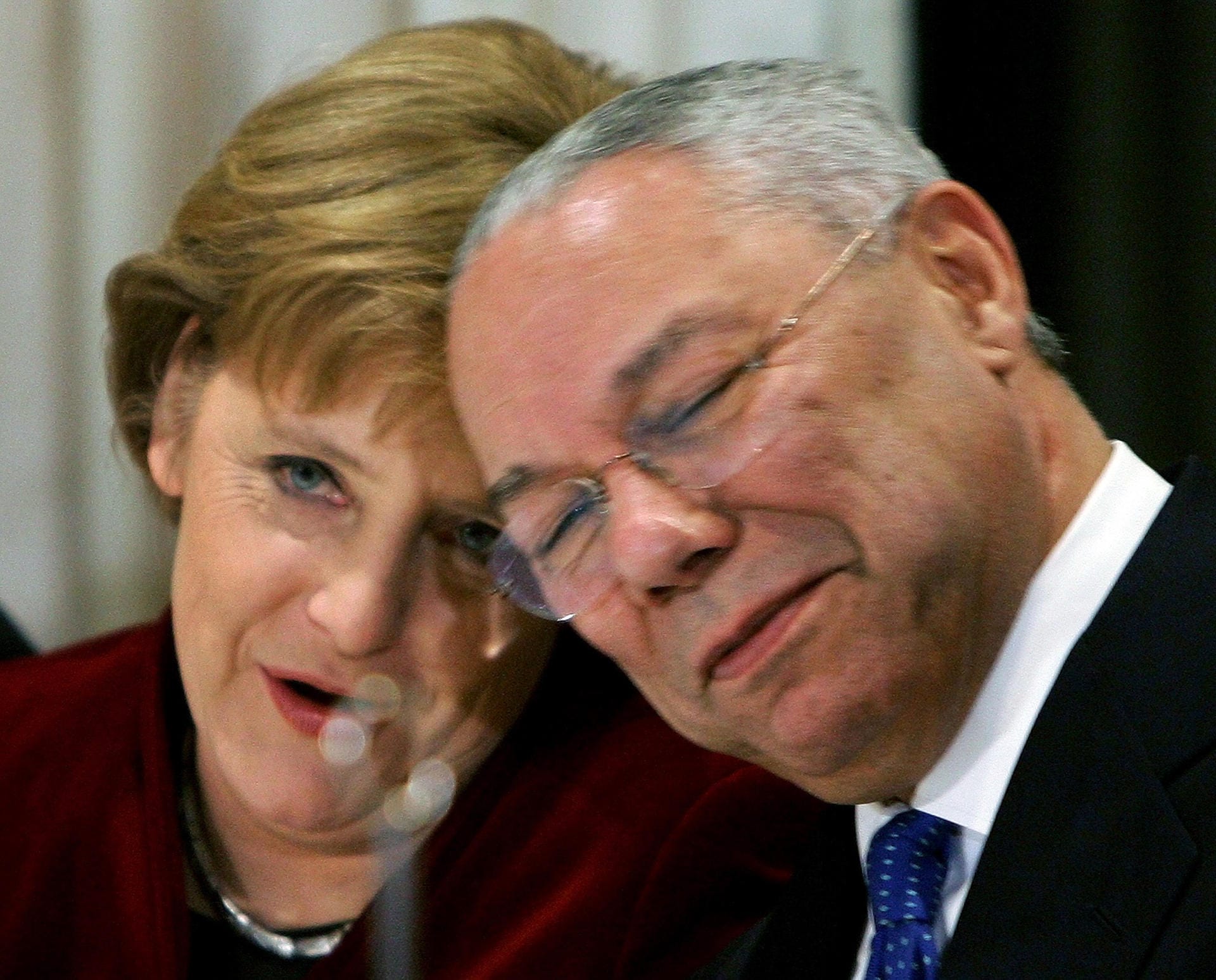 Später bereute Powell seinen Auftritt vor dem UN-Sicherheitsrat und seine Rolle in der Vorbereitung des Irakkriegs. Auf diesem Bild aus dem Jahr 2006 ist Powell mit Kanzlerin Angela Merkel zu sehen.