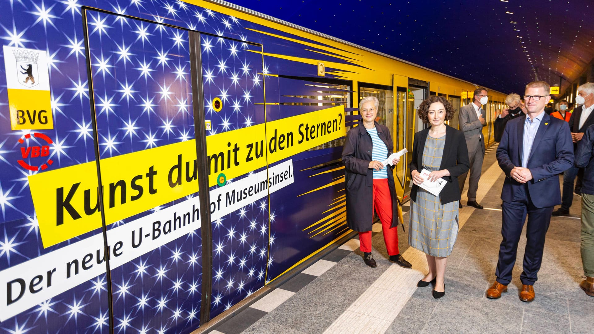 BVG-Chefin Eva Kreienkamp (l.) mit Senatorin Ramona Pop bei der Eröffnung des U-Bahnhofs Museumsinsel (Archivbild): Auch die U-Bahn-Fahrt zum Flughafen soll künftig möglich sein.