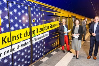 BVG-Chefin Eva Kreienkamp (l.) mit Senatorin Ramona Pop bei der Eröffnung des U-Bahnhofs Museumsinsel (Archivbild): Auch die U-Bahn-Fahrt zum Flughafen soll künftig möglich sein.